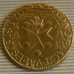 Дукат монета Фердинанда I, великого герцога Тосканы (1587-1609гг.). Объединяет герб Медичей (6 мячей, верхний с Флер-де-Лис) с церковной символикой Рыцарей Мальты. 1588г (1588 ducato coin of Ferdinando I, granduke of Tuscany 1587-1609. Combines Medici coat of arms (six balls, the uppermost with fleurs-de-lis) with ecclesiastical symbolism of the Knights of Malta.)