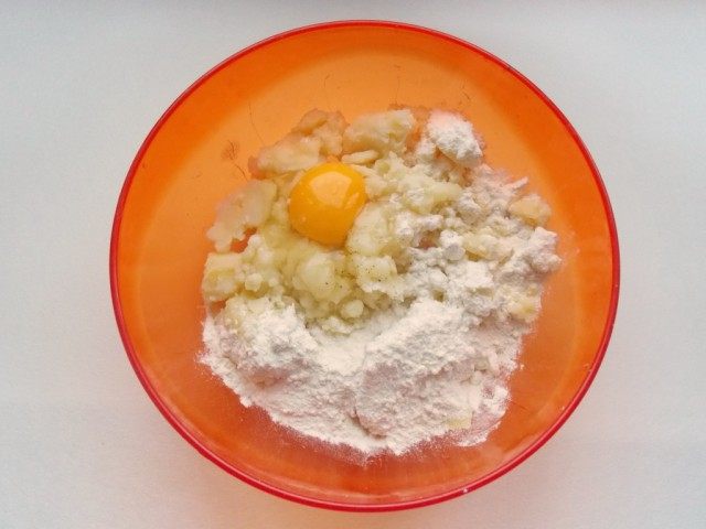 В картофельное пюре добавляем: яйцо, муку, соль, перец и все тщательно перемешиваем В картофельное пюре добавляем: яйцо, муку, соль, перец и все тщательно перемешиваем