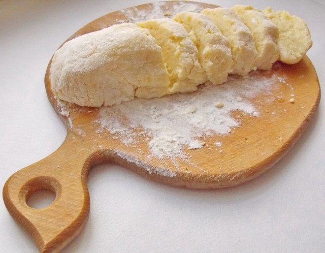Скатаем картофельное тесто в колбаску и нарежем на равные кусочки Скатаем картофельное тесто в колбаску и нарежем на равные кусочки