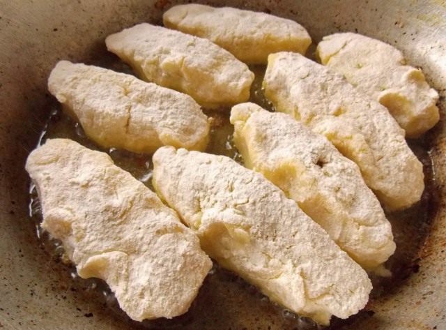 Закрытые картофельные зразы выложим на сковороду с разогретым маслом Закрытые картофельные зразы выложим на сковороду с разогретым маслом