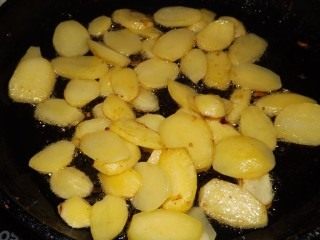 Обжарьте картофель