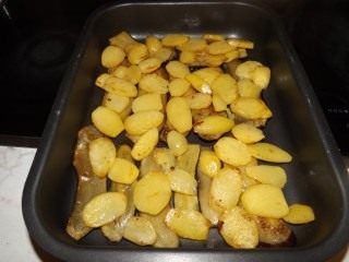 Поверх баклажанов выложите картофель