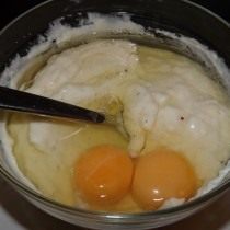 Добавьте в охлажденный соус два яйца и перемешайте до однородной массы