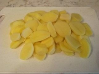 Нарежьте картофель