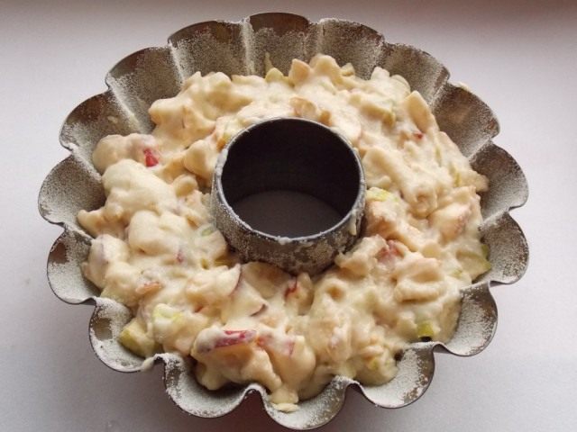 Смешаем яблоки, полученное тесто и переложим в форму Смешаем яблоки, полученное тесто и переложим в форму
