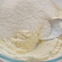 Высыпаем в миску с манкой сахар Высыпаем в миску с манкой сахар