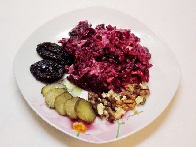 Салат из свеклы с чесноком и грецкими орехами «Бордо» Салат из свеклы с чесноком и грецкими орехами «Бордо»