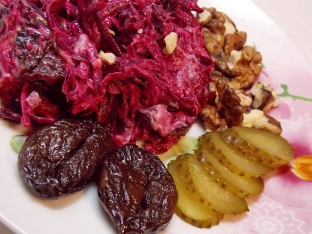 Салат из свеклы с чесноком и грецкими орехами «Бордо» Салат из свеклы с чесноком и грецкими орехами «Бордо»
