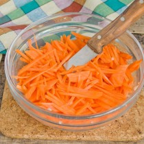 Добавляем к пассерованному луку морковь, обжариваем