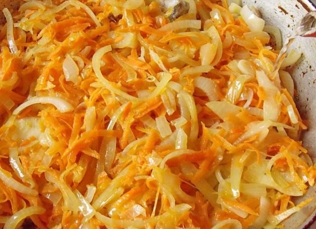 Пассеруем лук и морковь для маринада до мягкости
