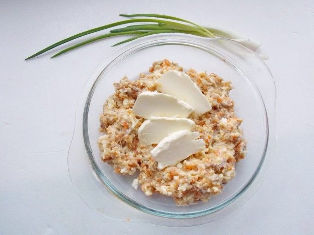 В мясорубке прокрутить сельдь и морковь. Перемешать массу с сырком В мясорубке прокрутить сельдь и морковь. Перемешать массу с сырком
