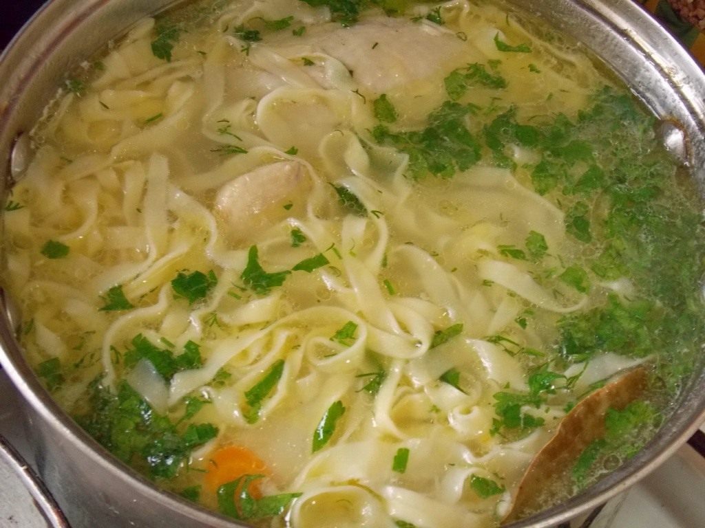 приготовить куриный суп с лапшой и картошкой