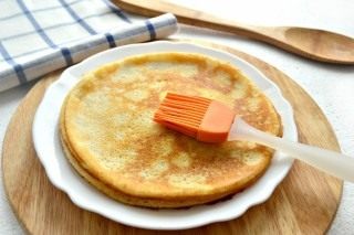 Смазываем блины сливочным маслом Смазываем блины сливочным маслом