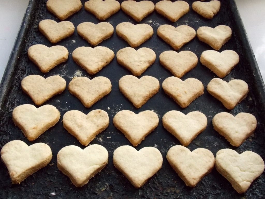 Печень с сердечками на сковороде. Печеньки в форме сердечка. Печенье в виде сердечек. Форма для печенья сердечко. Песочное печенье в форме сердечка.