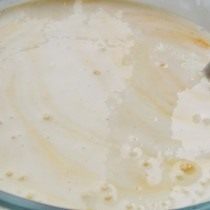Тщательно вымешиваем закваску Тщательно вымешиваем закваску