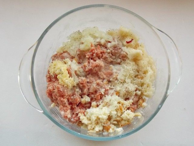 Замешиваем фарш Замешиваем фарш