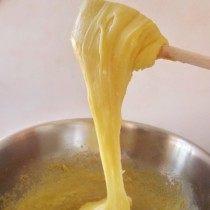 Постоянно мешаем массу, пока она не начнёт тянутся Постоянно мешаем массу, пока она не начнёт тянутся
