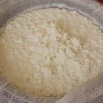 Сцеживаем из массы лишнюю жидкость Сцеживаем из массы лишнюю жидкость