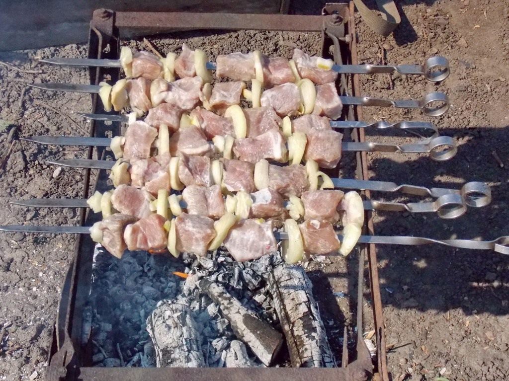 Можно ли в частном доме шашлыки. Шашлыки на даче. Шашлык во дворе. Шашлык на мангале во дворе. Шашлыки на даче весной.