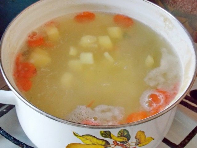 Варим картофель и морковь Варим картофель и морковь