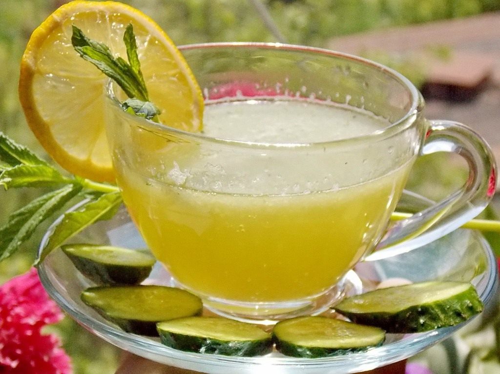 Огуречный лимонад. Лимонный сок Турция. Вода с лимоном при гастрите. Вода с лимоном при повышенной кислотности. Приготовить напиток из лимонов