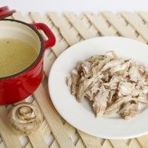 Отвариваем цыплёнка и измельчаем мясо Отвариваем цыплёнка и измельчаем мясо