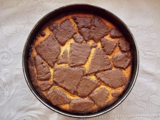 Ставим пирог на 1 час в разогретую до 160-170 °С духовку Ставим пирог на 1 час в разогретую до 160-170 °С духовку