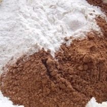 Добавляем муку, разрыхлитель, какао-порошок, и замешиваем тесто Добавляем муку, разрыхлитель, какао-порошок, и замешиваем тесто