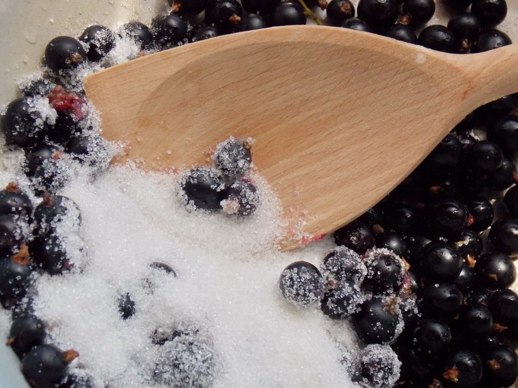 Как сделать на зиму смородину, перетёртую с сахаром
