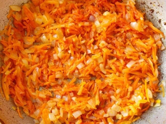 Пассеруем лук и морковь Пассеруем лук и морковь