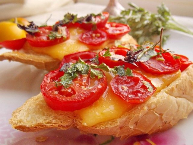 Брускетта с сыром и помидорами Брускетта с сыром и помидорами