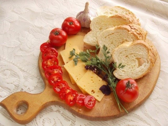 Нарежем сыр, томаты и зелень Нарежем сыр, томаты и зелень