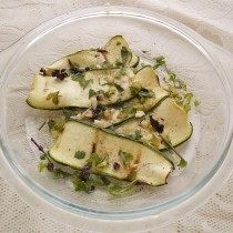 Обжаренные кабачки заправим зеленью и чесноком Обжаренные кабачки заправим зеленью и чесноком