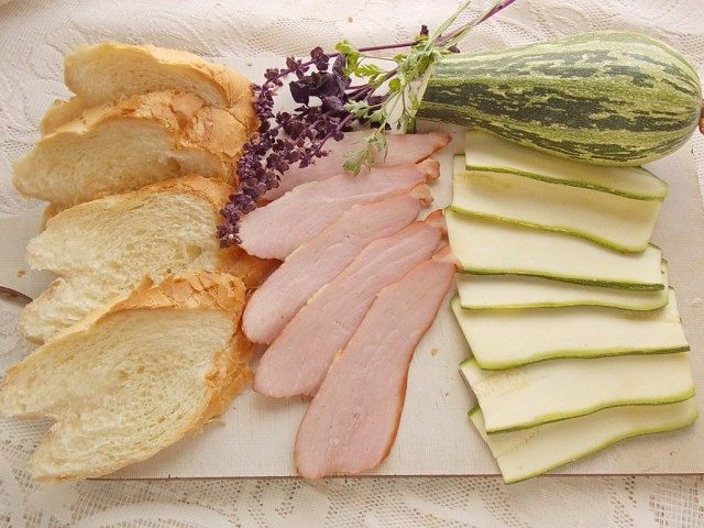 Нарежем кабачки и ветчину ломтиками Нарежем кабачки и ветчину ломтиками