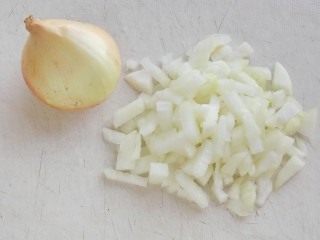 Нашинкуем лук мелкими кубиками Нашинкуем лук мелкими кубиками