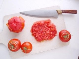 Очистим томаты от кожицы и измельчим Очистим томаты от кожицы и измельчим