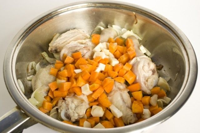 Обжариваем овощи и куски куриного мяса Обжариваем овощи и куски куриного мяса