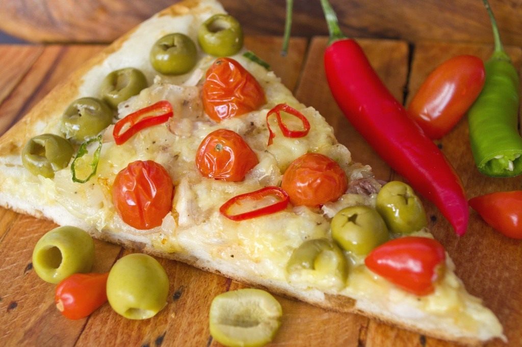 Курица с помидорами черри. Cir pitsa uchun. Как порезать помидоры черри на пиццу. Буратино с томатами еда.