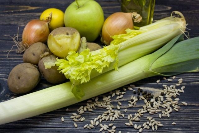Ингредиенты для постного картофельного салата с сельдереем и яблоком