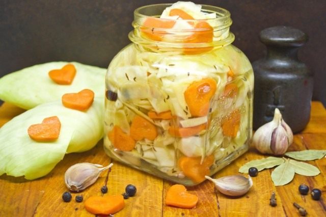 Маринованную капусту быстрого приготовления перекладываем в банки для хранения Маринованную капусту быстрого приготовления перекладываем в банки для хранения