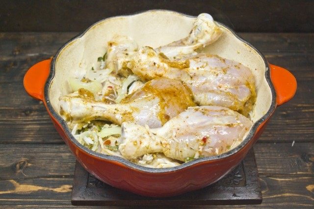 Добавляем в карри куриные ножки вместе с маринадом, сливки, тушим 1,5 часа на медленном огне Добавляем в карри куриные ножки вместе с маринадом, сливки, тушим 1,5 часа на медленном огне
