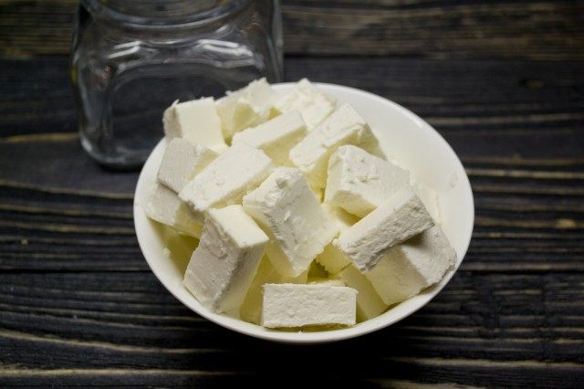 Нарезаем кусочками сыр фета Нарезаем кусочками сыр фета