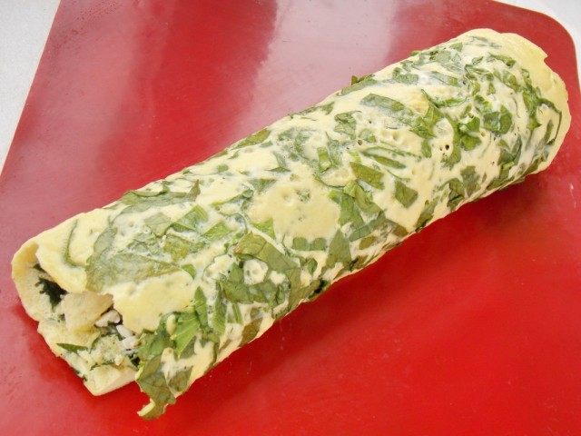 омлетный рулет с красной рыбой рецепт. Rulet iz omleta 14. омлетный рулет с красной рыбой рецепт фото. омлетный рулет с красной рыбой рецепт-Rulet iz omleta 14. картинка омлетный рулет с красной рыбой рецепт. картинка Rulet iz omleta 14. Немного истории. Происхождение яичных рулетов приписывают странам Азии. Там закусочные рулеты готовят в простых семьях и для богачей в ресторанах. Блюдо пользуется популярностью из-за удивительного вкуса и аппетитного вида. К тому же себестоимость приготовления достаточно низкая. Существует невероятное количество вариантов, как сделать рулет индивидуальным. Добавление разнообразных начинок, специй, заправок, соусов. Единственное остается неизменным – яичный блин. Большой блин из яичного теста, на который укладывается начинка.