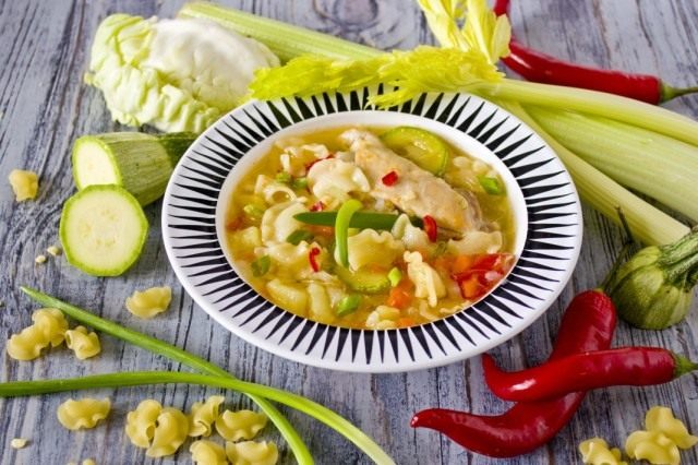 Куриный суп с овощами и макаронами Куриный суп с овощами и макаронами