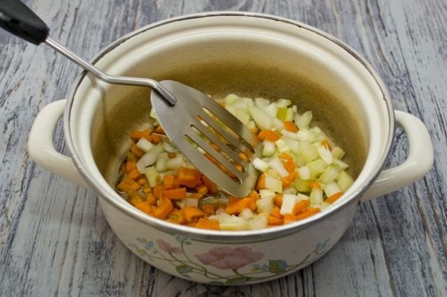 Готовим классическую обжарку из овощей для куриного супа – из моркови, лука и сельдерея Готовим классическую обжарку из овощей для куриного супа – из моркови, лука и сельдерея