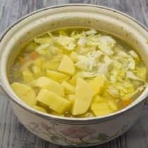 Добавляем картофель и капусту Добавляем картофель и капусту
