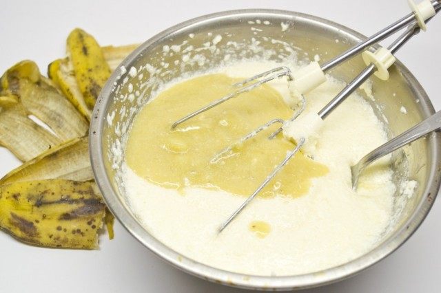 Взбитые в блендере бананы добавляем к смеси из масла, сахара и яиц