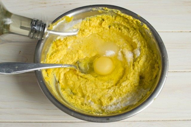 Добавляем яйцо и растительное масло Добавляем яйцо и растительное масло