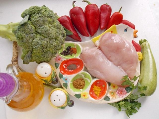 Ингредиенты для приготовления запечённых с овощами куриных грудок Ингредиенты для приготовления запечённых с овощами куриных грудок