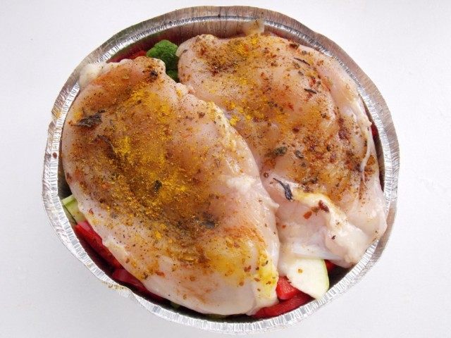 Выкладываем на овощи замаринованные куриные грудки Выкладываем на овощи замаринованные куриные грудки
